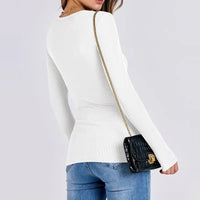 VRCOMFY Women in Back View Carrying Chain Bag, White Ribbed Fitted Long Sleeve Top